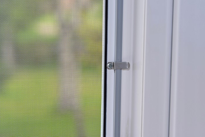 Разновидности москитных сеток на окна и полезные советы по их выбору