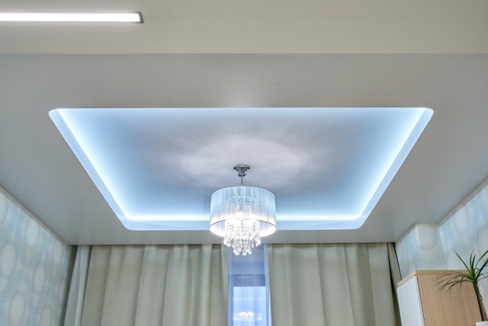 Главные преимущества натяжного потолка с подсветкой и правила его монтажа